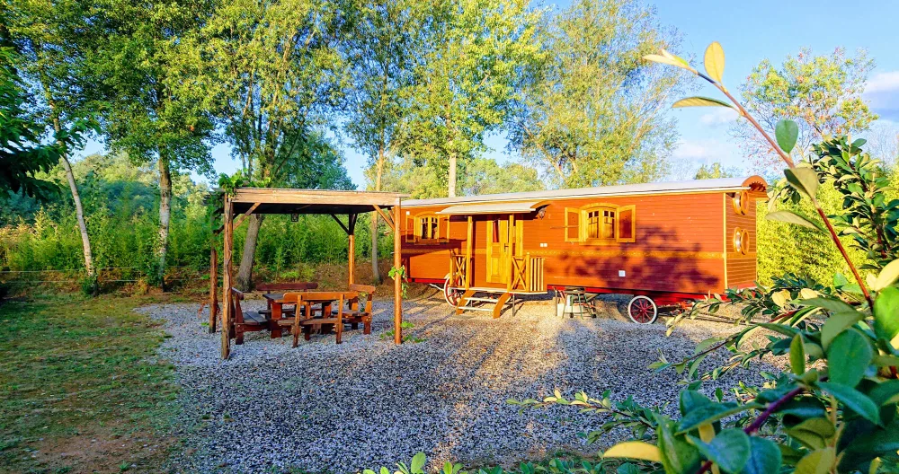 Passez un séjour Insolite en Roulotte - Village de Gîtes Meriva - Photo 1