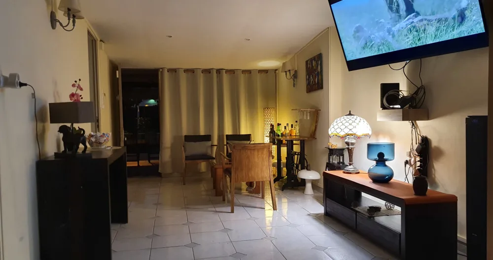 private room with small living room - Picture 2