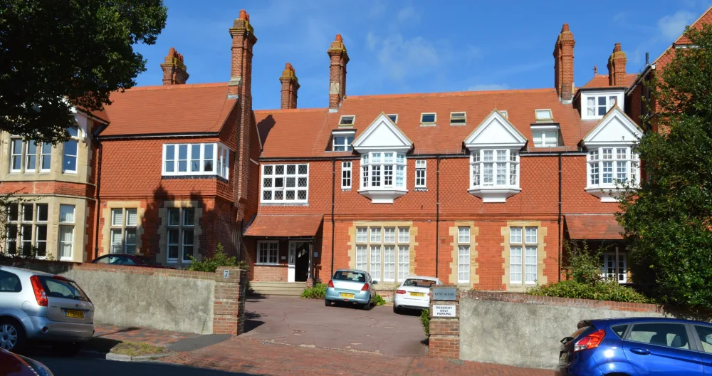A extremely spacious flat with large double bedroom and patio garden. - Picture 2