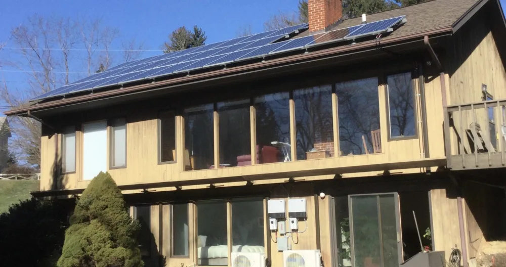 Anúncio de David em misterb&b - Back of my house showing solar panels on the roof. 