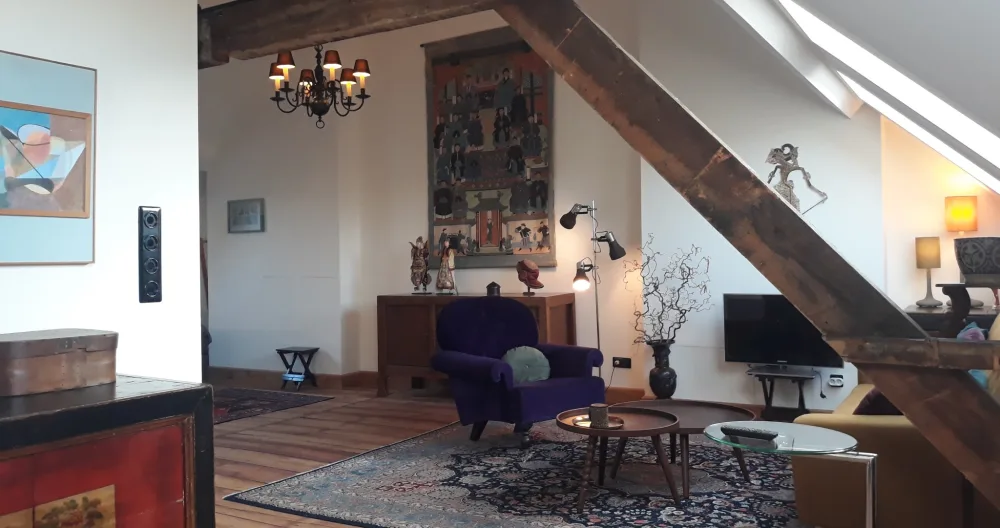 Spacious attic studio in 19th century house - Picture 2