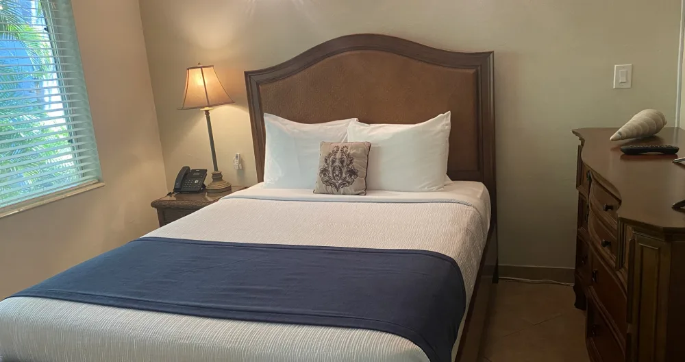Small Hotel Room w/Queen bed - Boutique Hotel Centrally Located - Picture 5