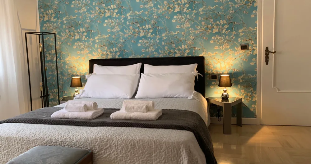 Deniss Inserat auf misterb&b - main room with flowering almond trees