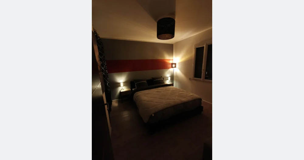 Chambre à coucher à l'atmosphère industrielle moderne - Photo 1