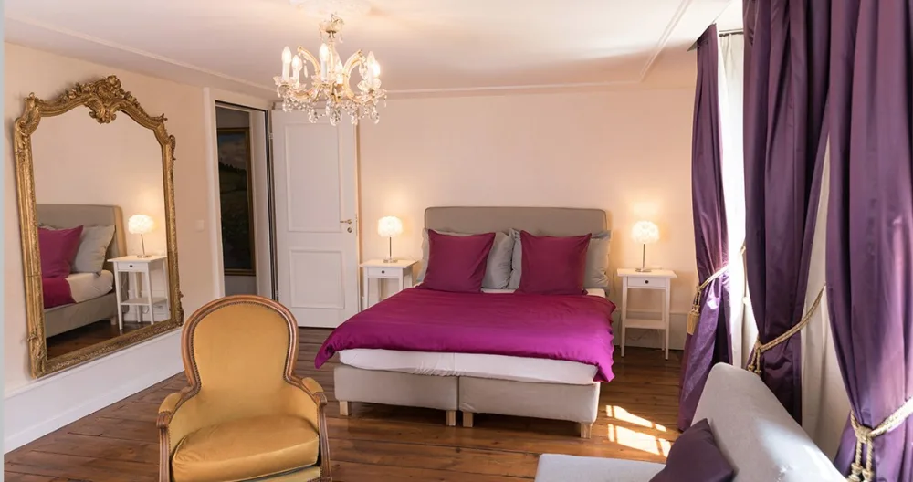 Anuncio de Marc en misterb&b - La Suite Royale avec une superficie de 30 m2, a été entièrement restaurée dans le respect de l’ancien: plancher d’origine ******** vitrifié, armoires peintes à la main, cheminée XIXème, grand miroir doré, portes XVIIIème siècle en chêne. 