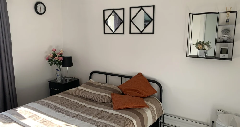 Modern room in Ebbesfleet and walking distance to Ebbesfleet Station - Picture 2