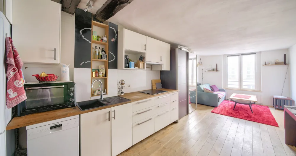 Room in the heart of Paris a few minutes walk from the Marais - Picture 1