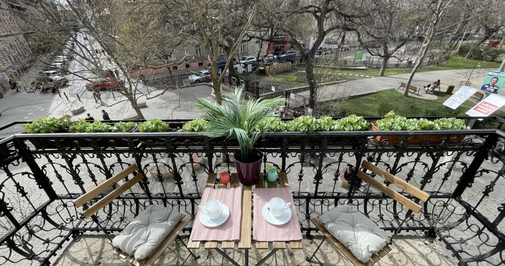 Your spacious home by the park with a sunny balcony - Picture 1