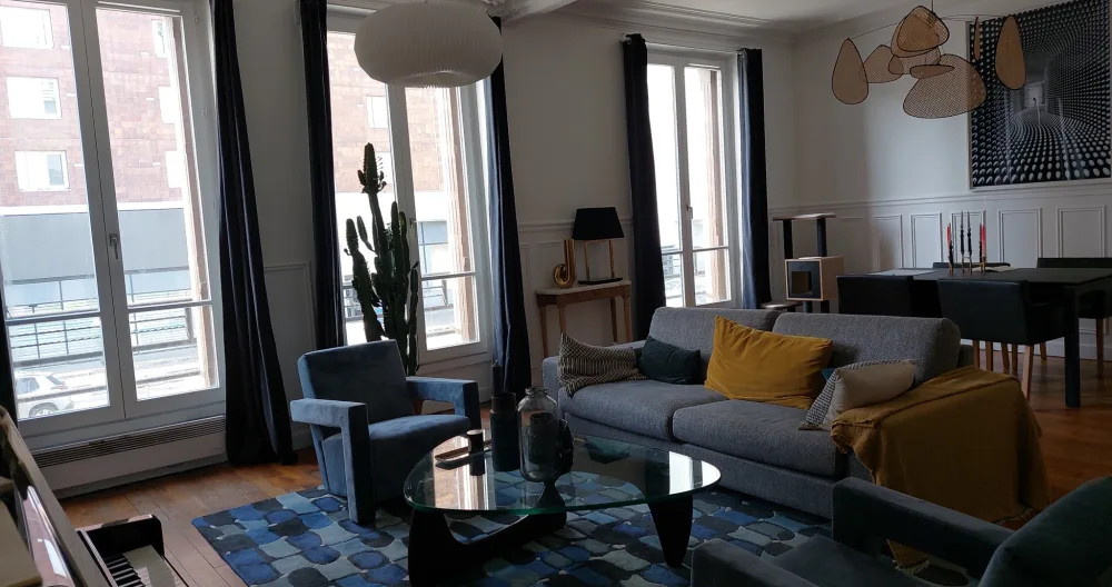 Private room with a 180 bed in a large apartment decorated with care - Picture 1