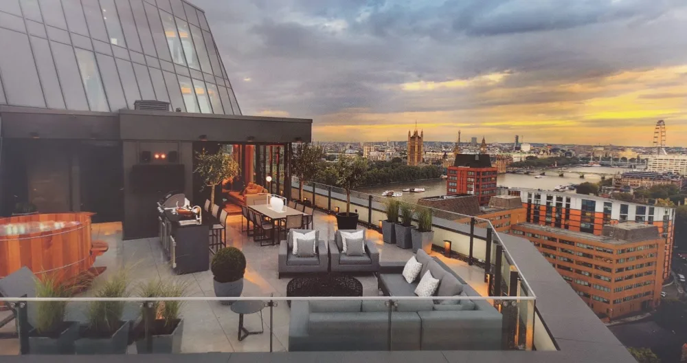 L'annuncio di Paul su misterb&b - Main terrace with seating hot tub outdoor kitchen sun lounger and views of the whole london skyline City and Westend