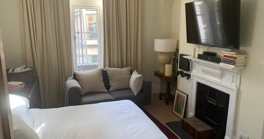 Private bedroom in West End central apartment - Picture 2