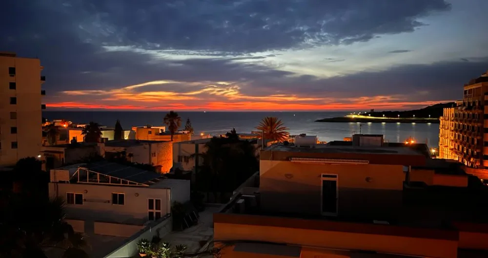  Belle chambre dans un appartement avec vue sur la mer - Photo 1