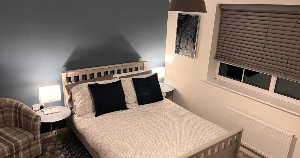 Camera privata con bagno in casa con parcheggio gratuito presso l'aeroporto di Liverpool - Foto 1