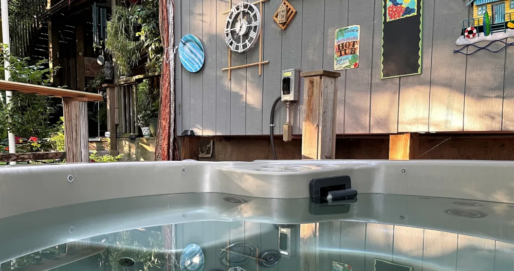 Tom's listing on misterb&b - warm inviting hot tub for two or more ~~
