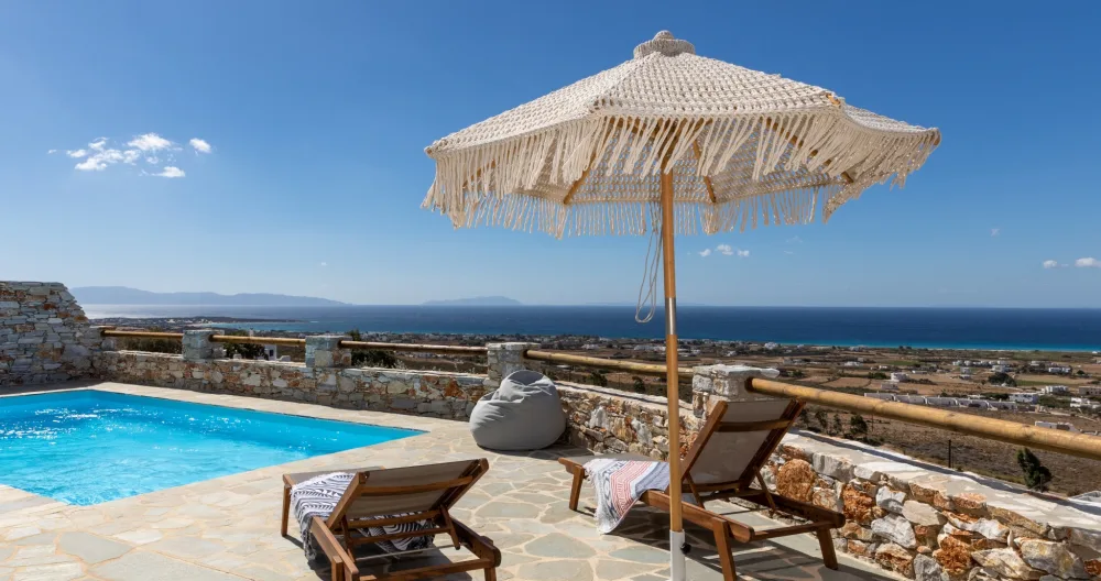 Room in a house with a superb view and swimming pool. - Picture 1