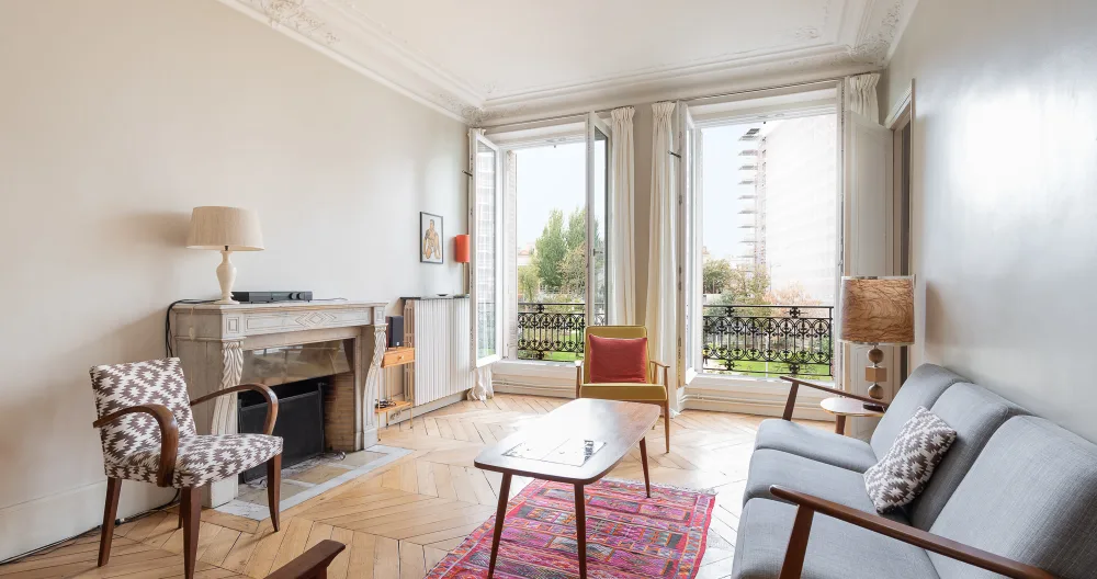 Room with garden view in a Haussmann apartment - Paris 10 - Picture 1