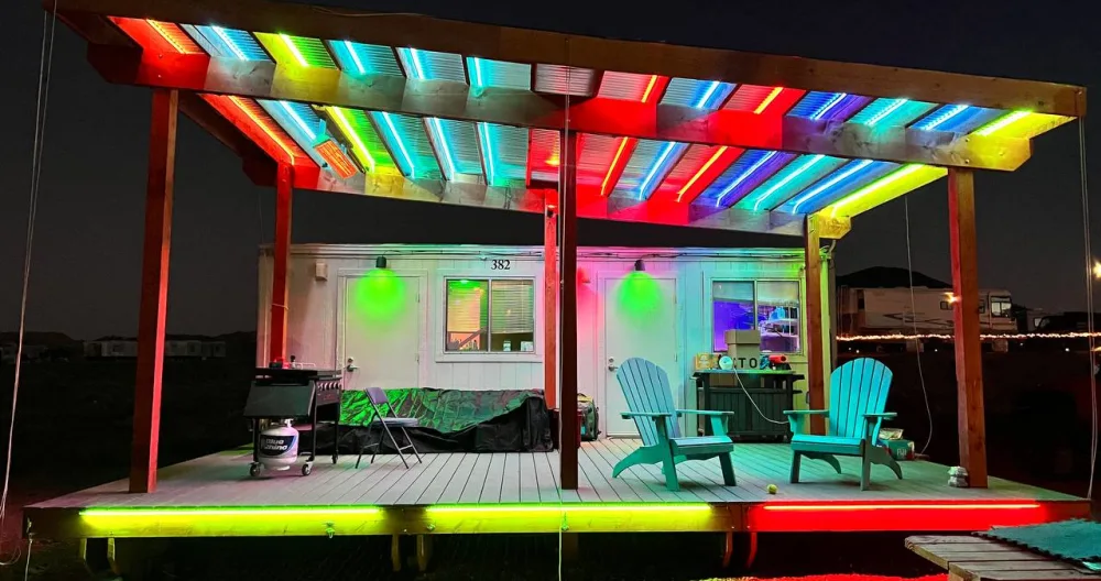ABDL Pelziges Thema! Huge Outdoor Covered Smart Deck + 10 Betten & AC - Foto 1