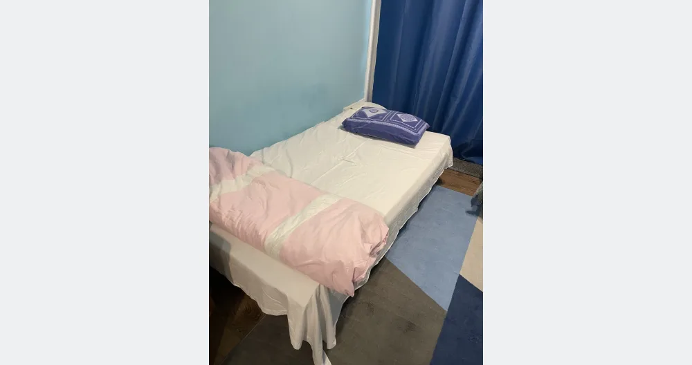 Sofá cama en el salón / la habitación se comparte entre dos huéspedes - Foto 2