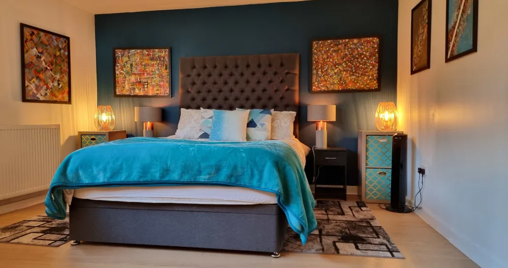 Central - whole floor with large private bedroom, bathroom, office - Picture 1