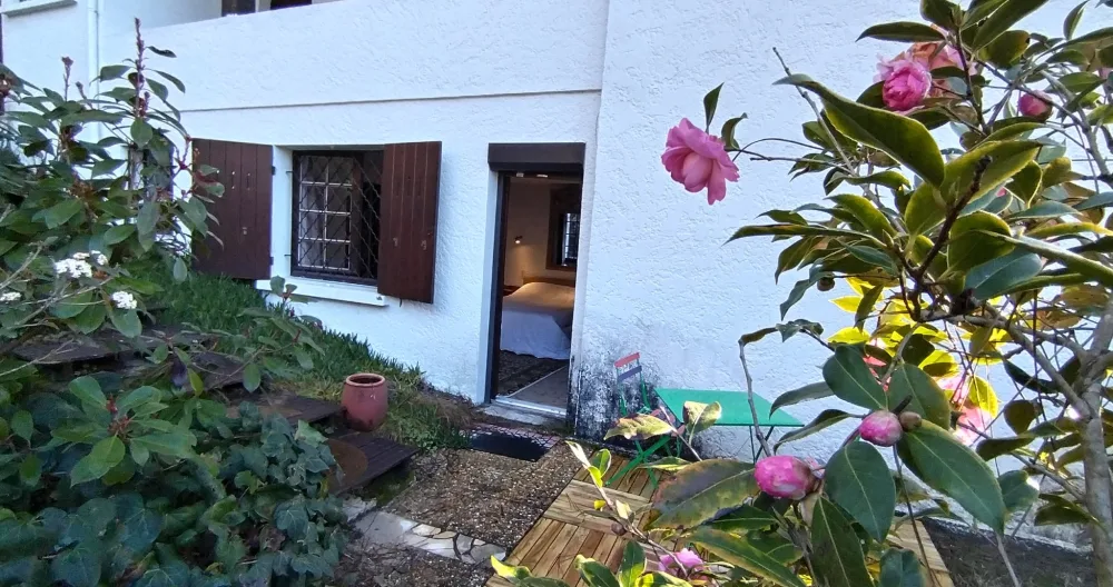 Annonce de Bertrand   Eric sur misterb&b - entrée séparé de la chambre donnant sur le jardin