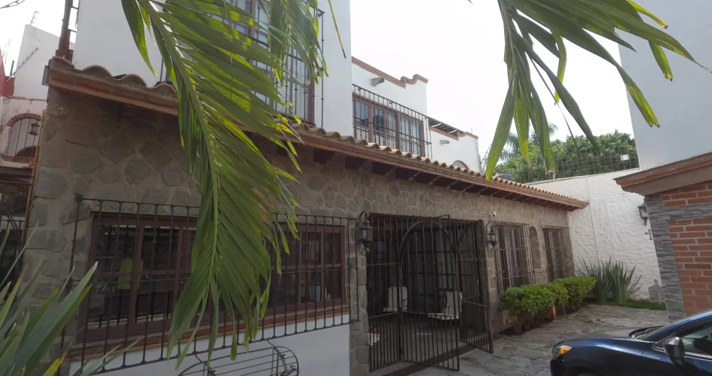 Beautiful colonial style house in the city of eternal spring. - Picture 2