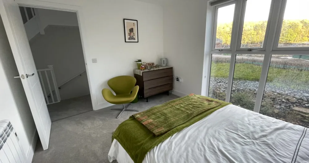 Private double bedroom with adjacent bathroom in a riverside house.
 - Picture 2