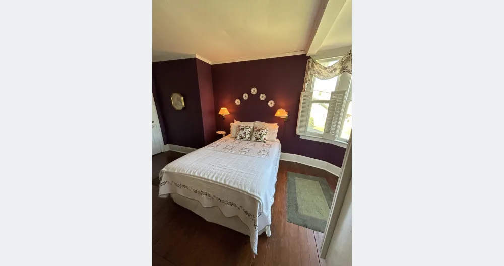 Large Cozy Room at the Hollerwood House - Picture 1