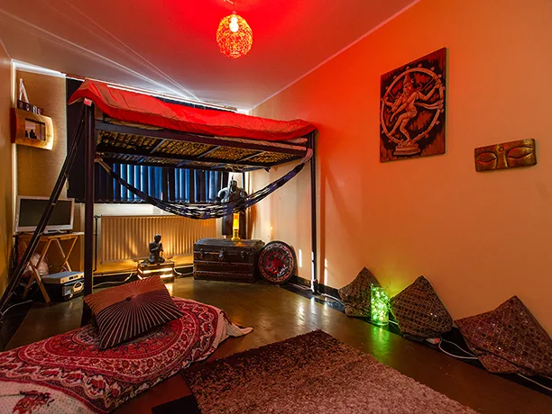 Arnie's listing on misterb&b - Host Bedroom used only for overlaps etc