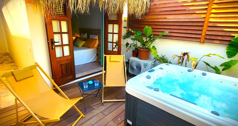 Jeremys Inserat auf misterb&b - Spa privatif et sa petite terrasse en bois exotique