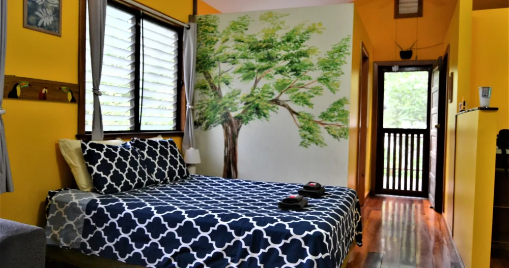 Cette magnifique maison privée, primée, située au sommet d'un arbre et dotée d'un balcon, attend d'être visitée. - Photo 2