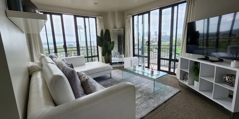 Bright and airy central apartment with the best views in Auckland. - Picture 14