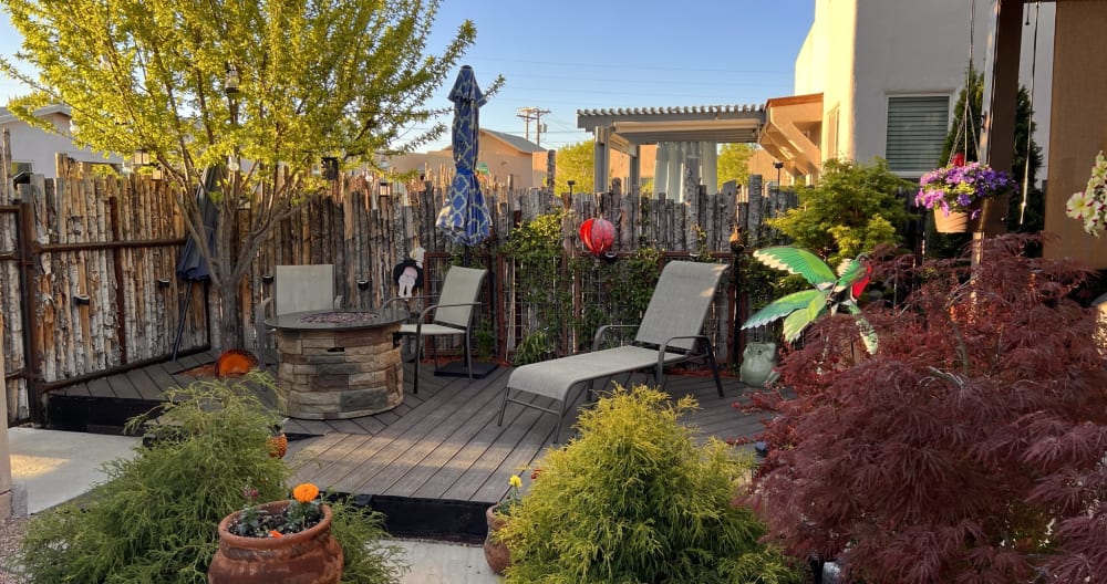 Edward's listing on misterb&b - Backyard Fire Pit and Sundeck