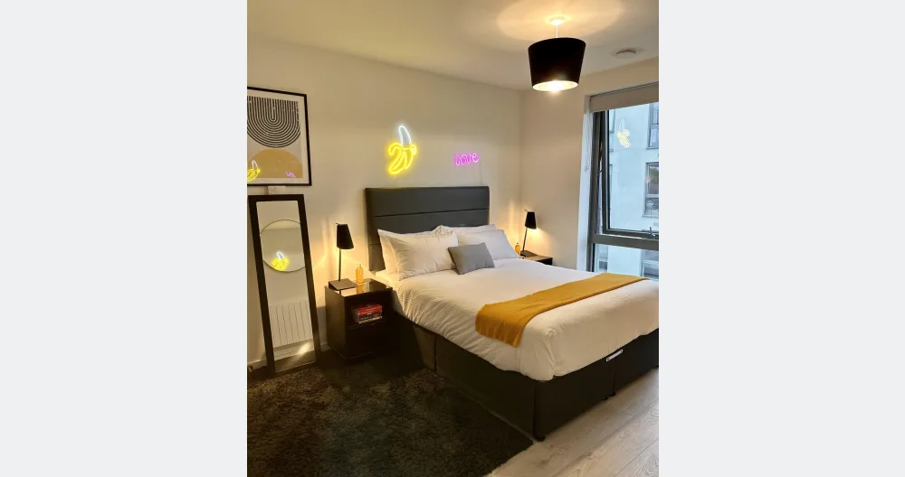 Quarto moderno com casa de banho privativa e comodidades - Foto 1
