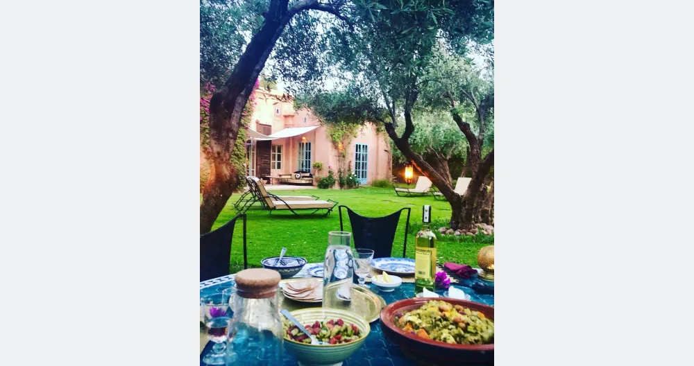 L'annuncio di Renaud su misterb&b - table extérieure de 8 personnes pour vos repas dans le jardin