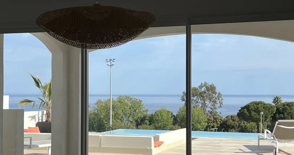 Tranquila villa con aire acondicionado, vistas al mar y gran piscina - Foto 2