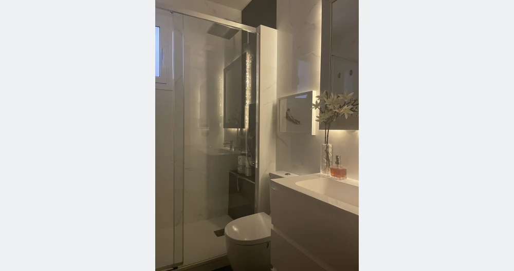 Comfortable and quiet room with mirrored closet and every comfort - Picture 1