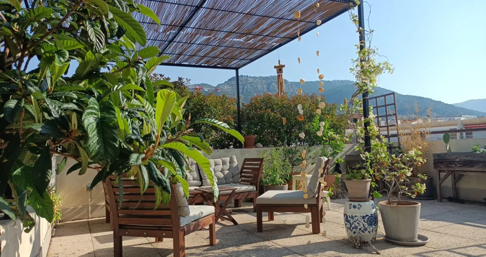 Zimmer mit Blick auf eine große Terrasse - Foto 1
