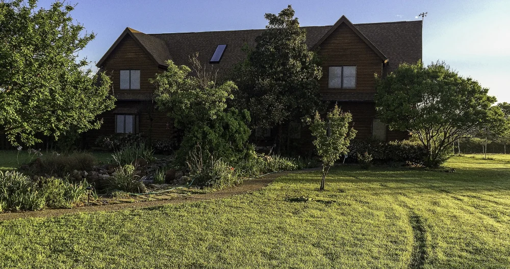 George's listing on misterb&b - Front of my home