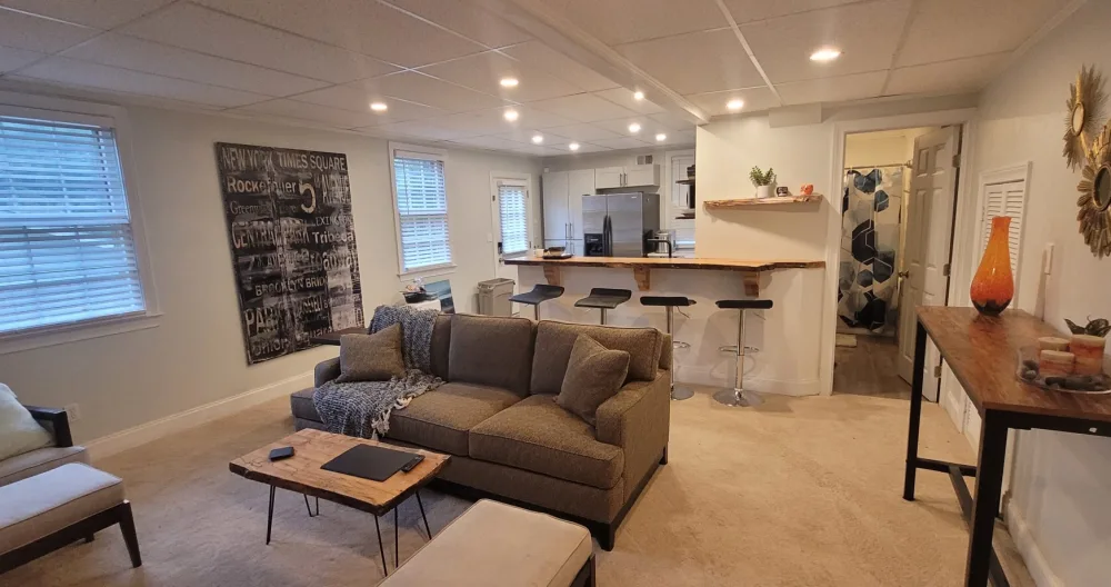 Upgraded Private get-a-way near new Assembly Studios Grey Television - Picture 1