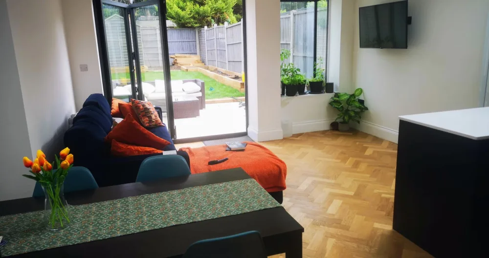 Beautiful double room in a terraced house in East London - Picture 1