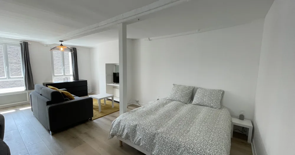 Studio on 2nd floor at the foot of the Old Port - Picture 2