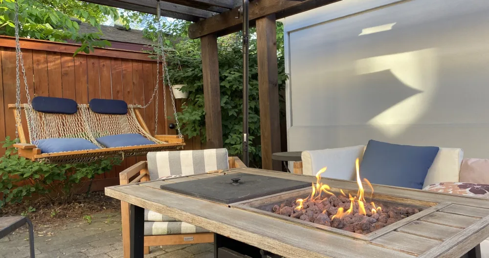 Genes Inserat auf misterb&b - Back yard fire pit bbq area. 