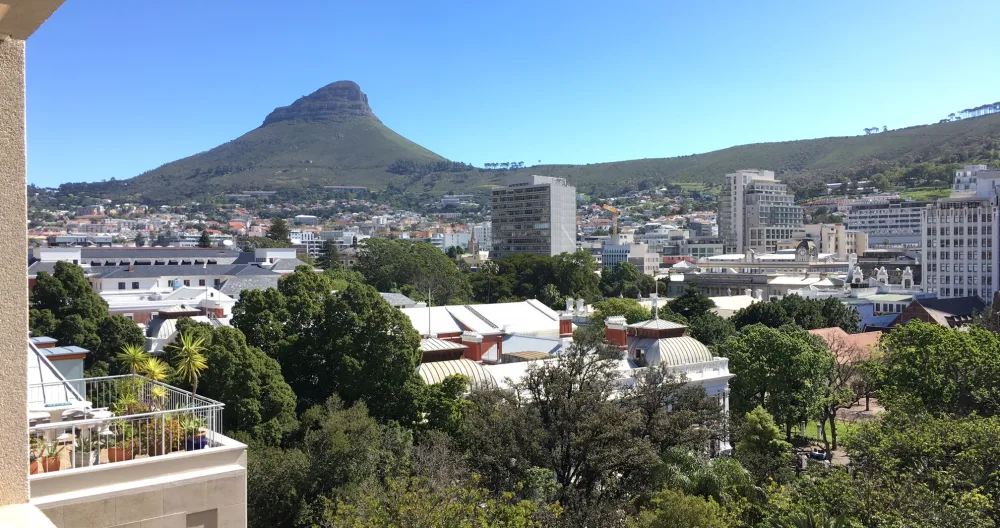 Sammlerstück mit Blick auf Stadt und Berge - Foto 1