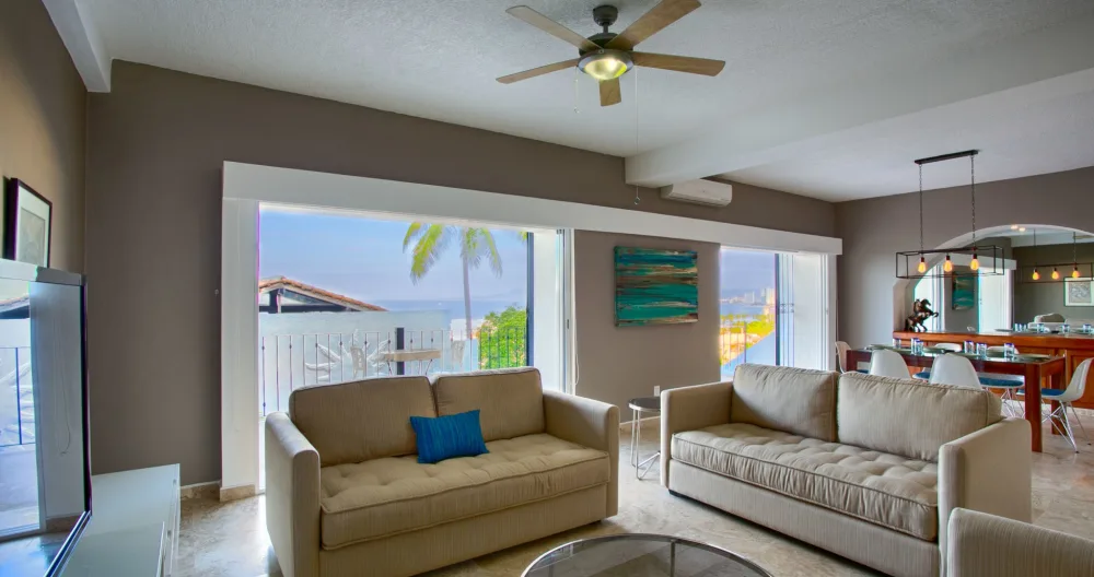 CHRISTOPHERs Inserat auf misterb&b - Main house living room open to terrace with ocean view