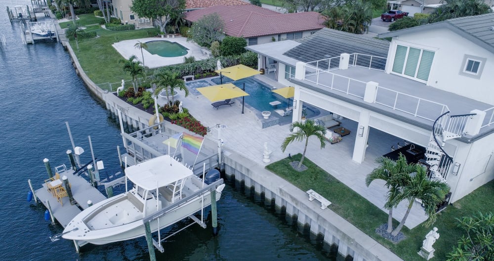 James's listing on misterb&b - Entire 2nd Floor is private for you. Complete with two separate, private entrances, 780sq. ft. outdoor patio, 850sq. ft. guest suite. Shared spaces. include entire backyard, pool, outdoor kitchen, jacuzzi, front courtyard, fire pits. 