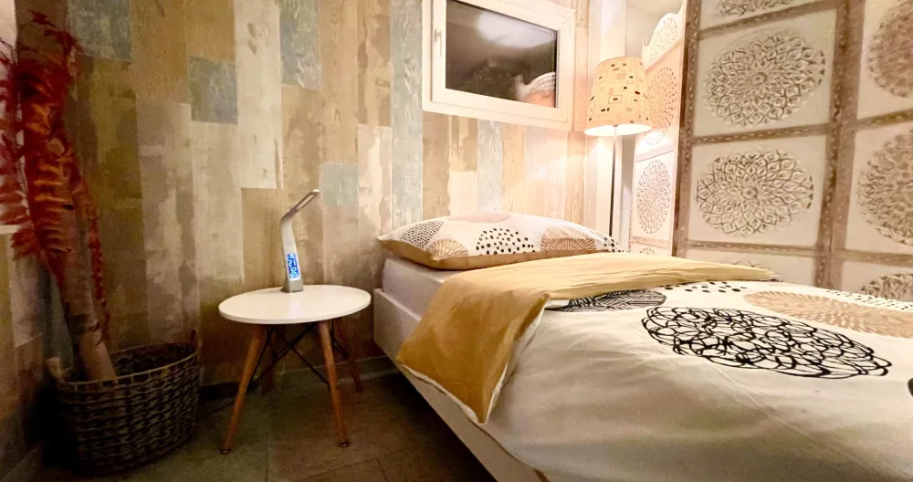 Guest Room - Picture 2