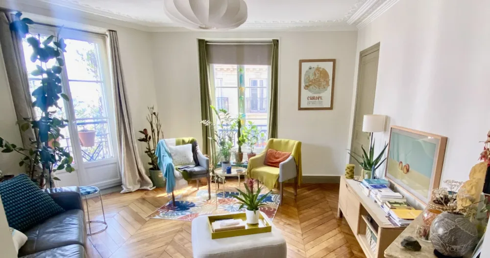 Greg's listing on misterb&b - Salon principal. Très clair calme et ensoleillé au 3e étage avec ascenseur - rare à Montmartre 