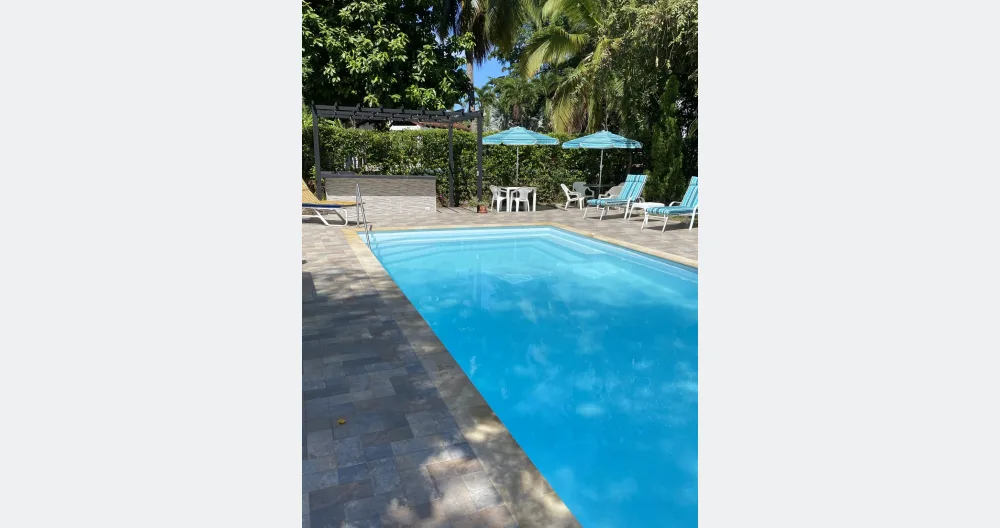 Anuncio de Patricia en misterb&b - Piscina privada, jacuzzi incluido en la piscina, BBQ preparado para los mejores asados, mesas con sombrillas,asolé adores para lograr un espectacular bronceado . Un sitio muy agradable, Flores y plantas ara cubrir la pérgola