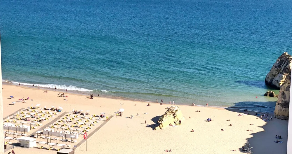Excelente piso, situado en primera línea de playa, con magníficas vistas. - Foto 1