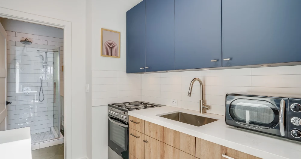 Wills Inserat auf misterb&b - Full Kitchen with electric stove, sink, refrigerator, microwave and coffee maker